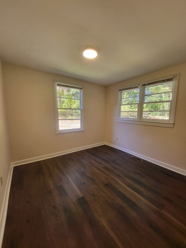 Building Photo - Charming Cottage on the Eastside Available Now