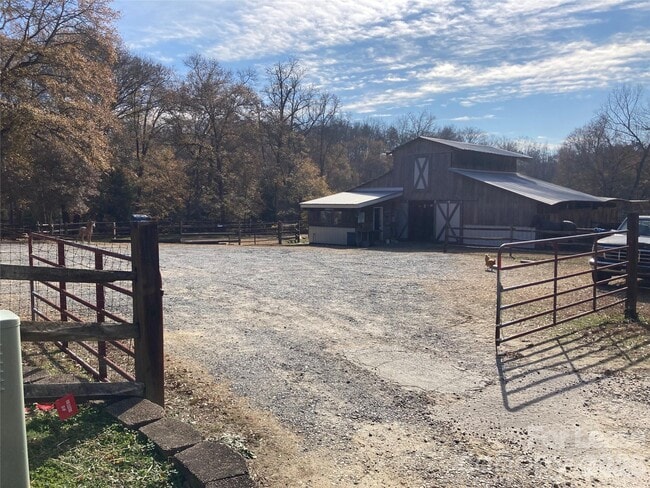 Building Photo - 8737 Whippoorwill Dr