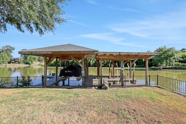 Building Photo - 140 Elm Dr
