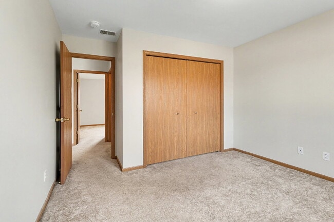 Building Photo - 2 bedroom Duplex - $1250/Month