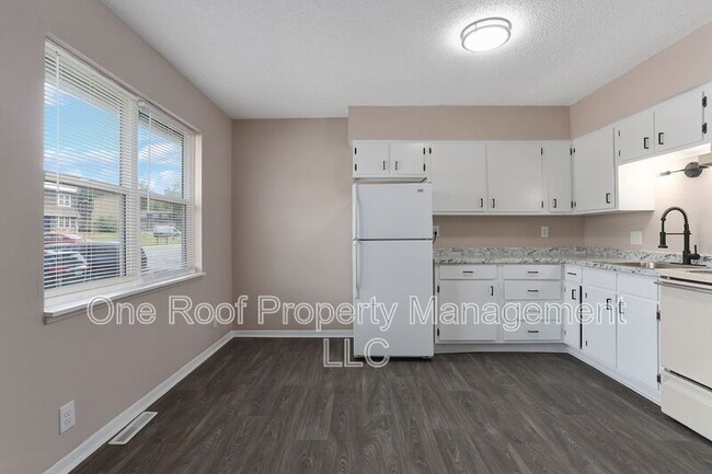 Building Photo - 701 Linwood Dr