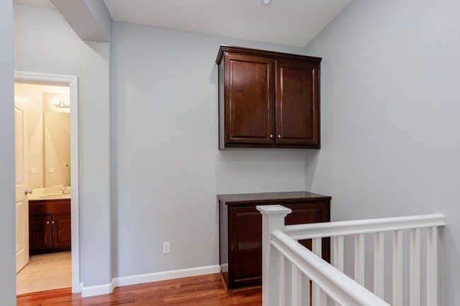 Building Photo - 3 Bed / 2.5 Bath beautiful end unit townhome with tons of upgrades. YouTube Tour!!