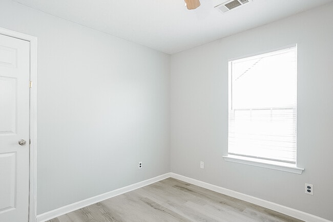 Building Photo - 1118 Windwood St
