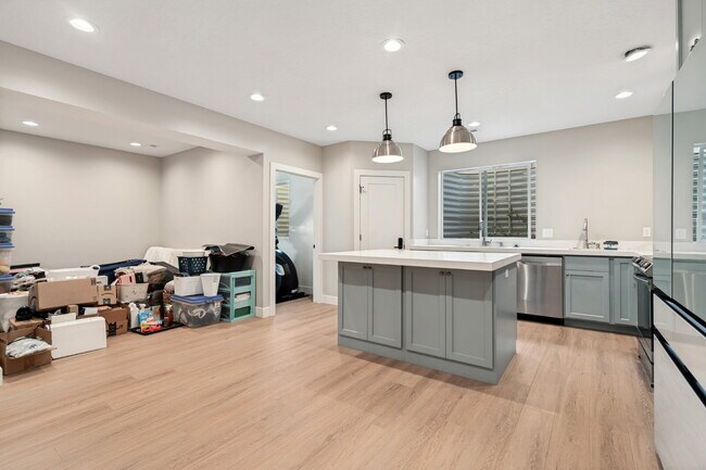 Building Photo - Upscale Home Available in Herriman