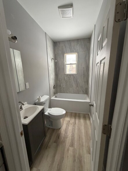 Building Photo - 1646 Center St