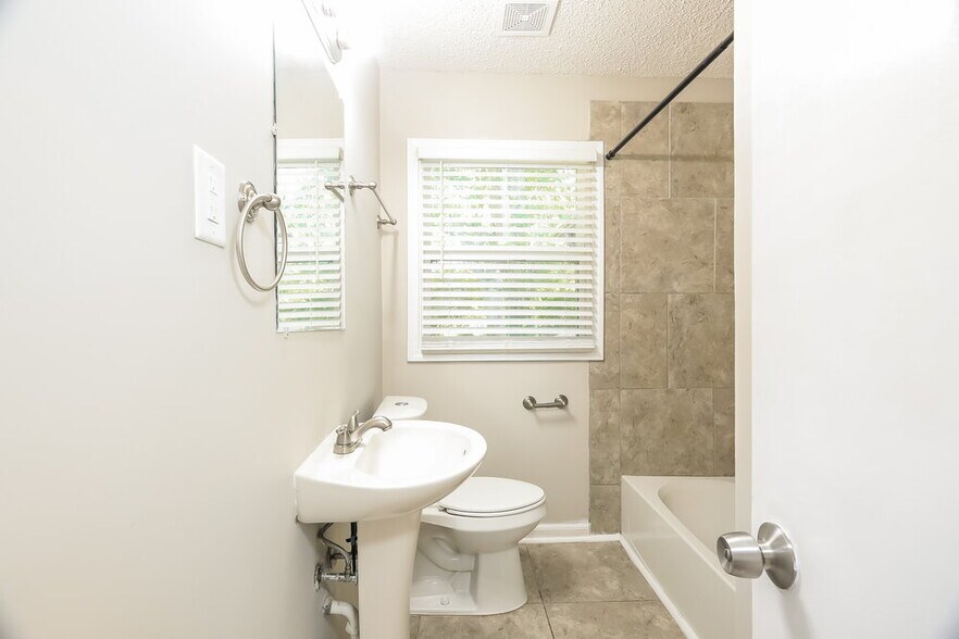 Building Photo - 817 Hillview Dr