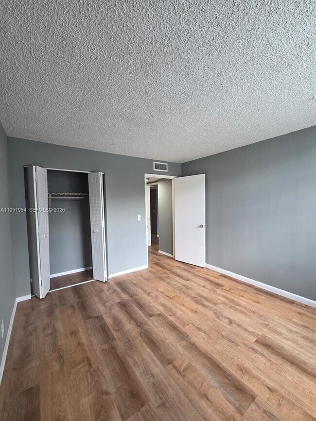 Building Photo - 9450 Live Oak Pl