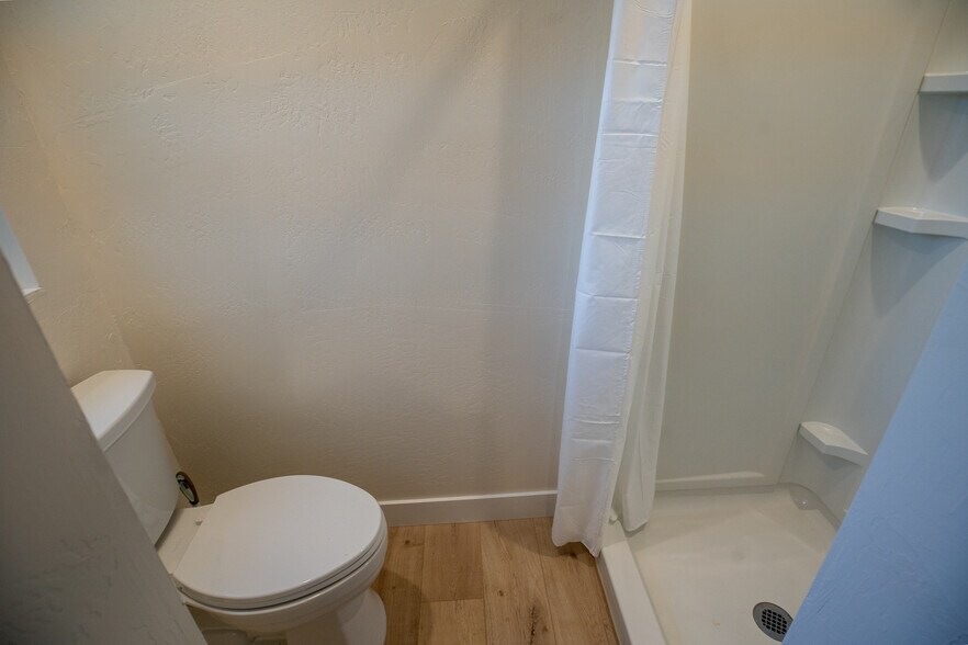 Building Photo - 384 Crazy Horse Canyon Rd