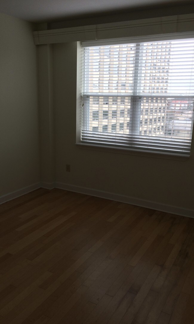 Building Photo - 827 N State St