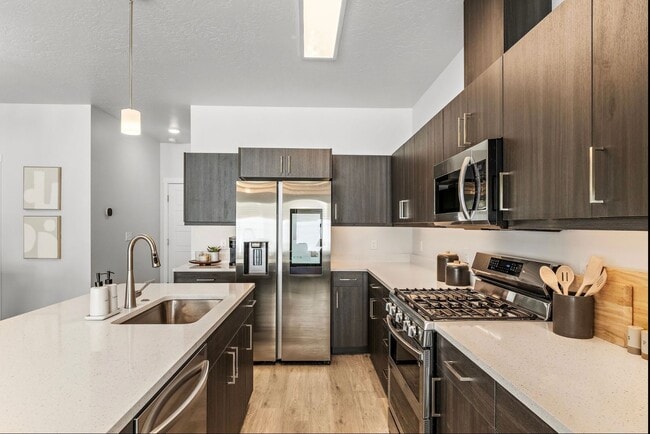 Building Photo - Boise 3 Bed 2.5 Bath 2 Car Garage Townhome AVAILABLE NOW!  $500 RENT CREDIT AT MOVE IN!