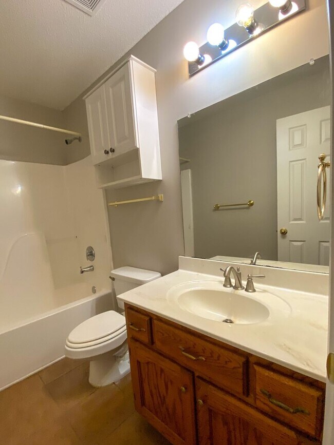 Building Photo - 3 bed, 2 bath house with fresh paint, appliances in Southaven