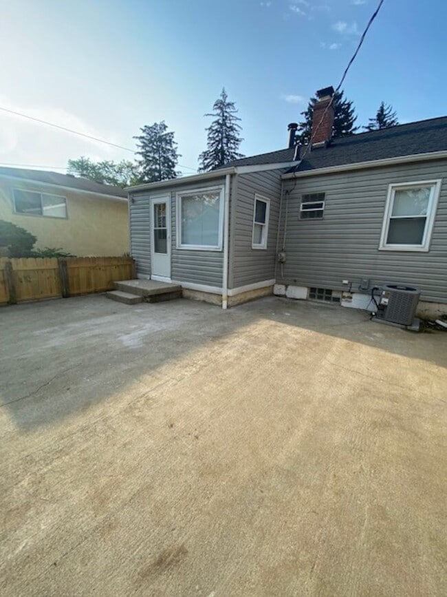 Building Photo - Charming 3-Bedroom Home in Clintonville!