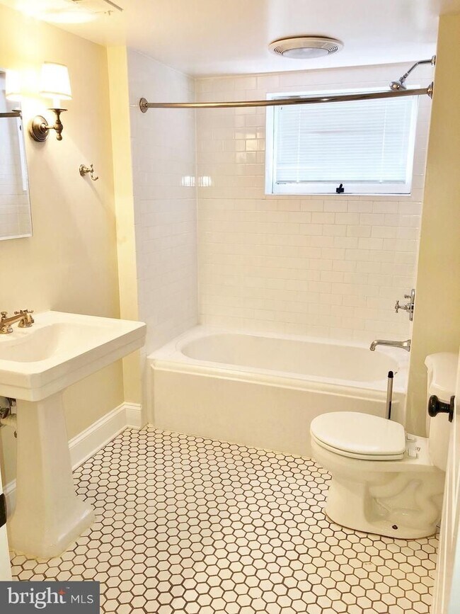 Building Photo - Chevy Chase Beauty