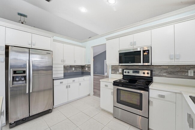 Building Photo - 9284 Laurel Green Dr