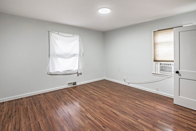 Building Photo - 16 W Linden Ave