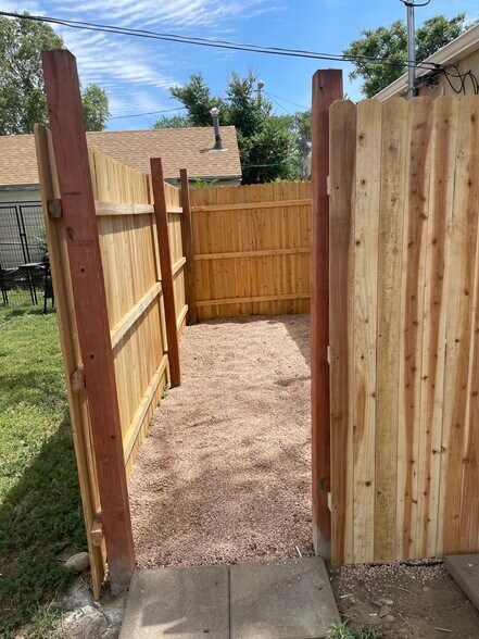 Privacy fence - 726 McKinley St