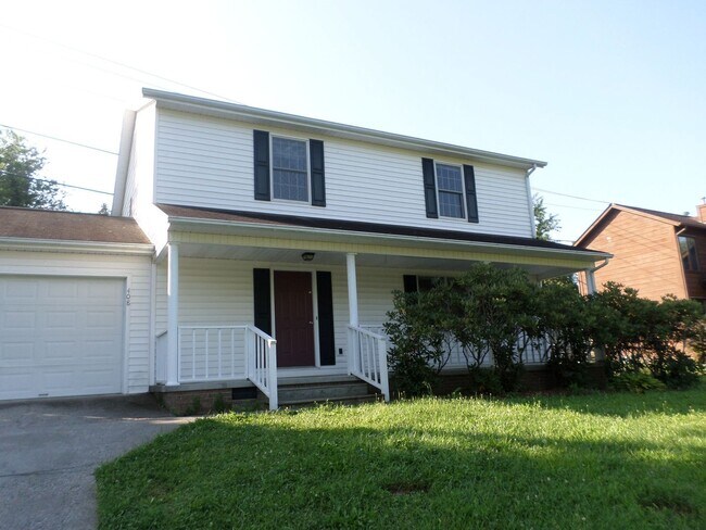 Building Photo - 3 Bedroom 2.5 Bath House with 1 Car Garage