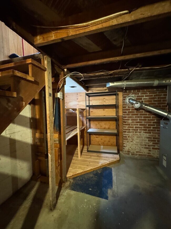 Building Photo - Desirable Indianola waterfront just in tim...