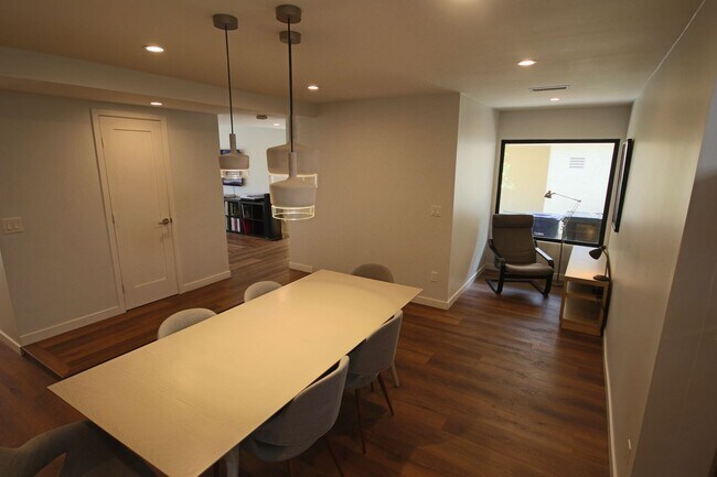 Building Photo - Furnished Recently Renovated Townhome