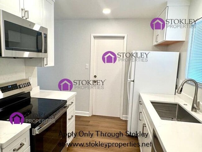 Building Photo - 1875 Queens Rd