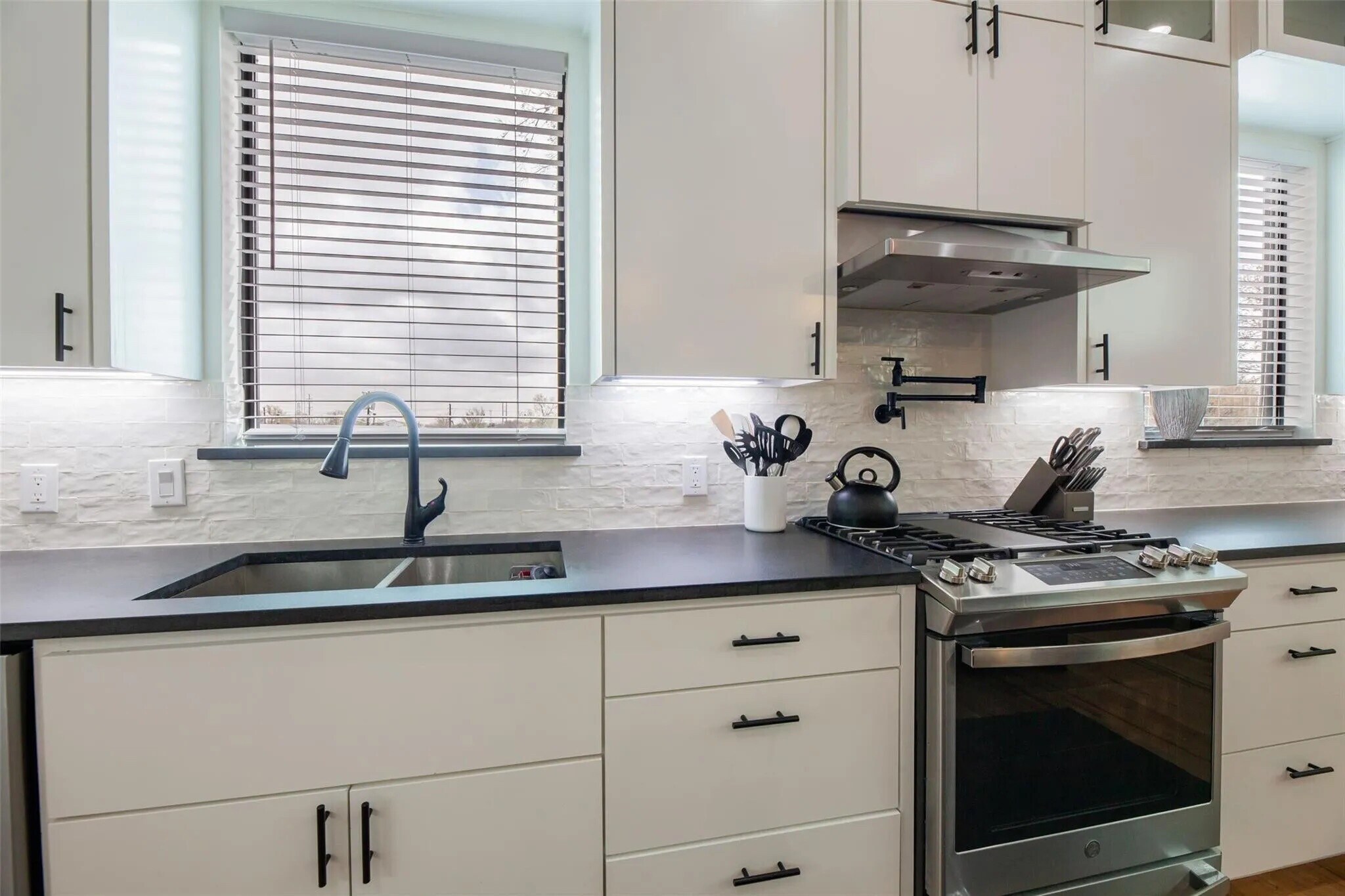 Building Photo - Room in Duplex on Avenue L