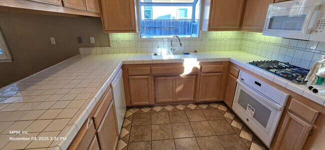 Building Photo - 3 bedroom 2 Bath home with garage, yard an...