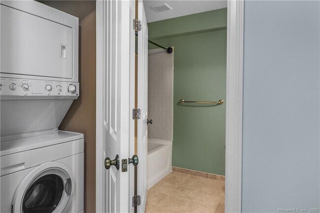 Building Photo - 109 Forest St