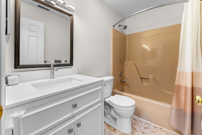 Building Photo - "Charming 4-Bedroom Retreat with Sun Room Scenic Views