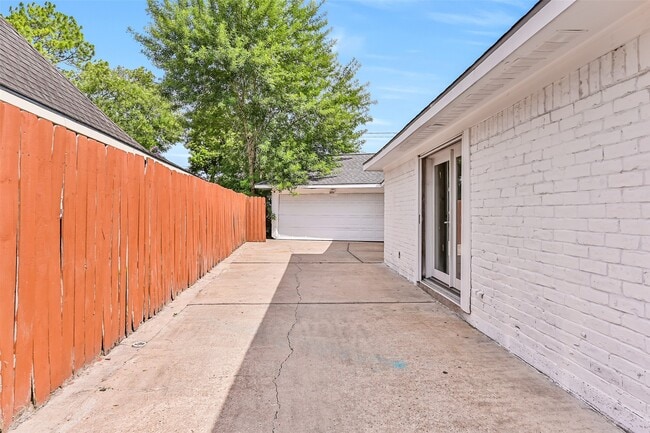 Building Photo - 9322 Petersham Dr