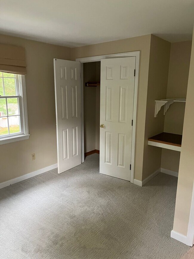 Building Photo - Executive 4 Br / 2.5 Ba Executive Colonial in Sandwich