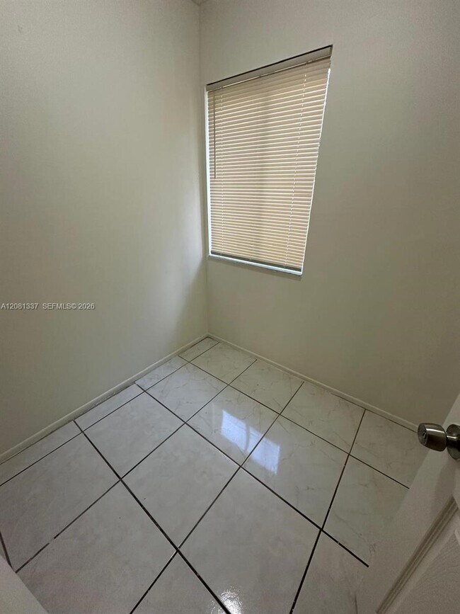Building Photo - 300 Gardens Dr