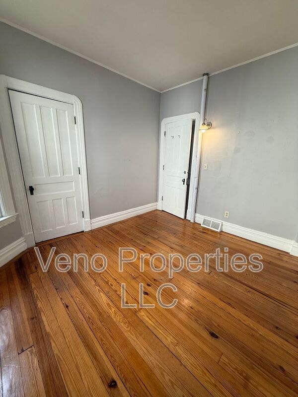 Building Photo - 1075 Park Ave