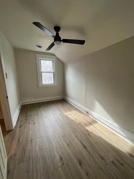 Den/office space/second bedroom - 1382 E 43rd St