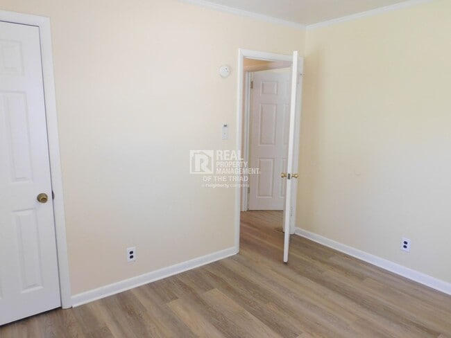 Building Photo - Cute Renovated 2bd/1ba Available Now!