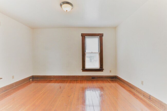 Building Photo - 23 E Blake Ave