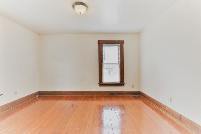 Building Photo - Large 5 Bedroom North Campus Townhouse - 1st house from High Street