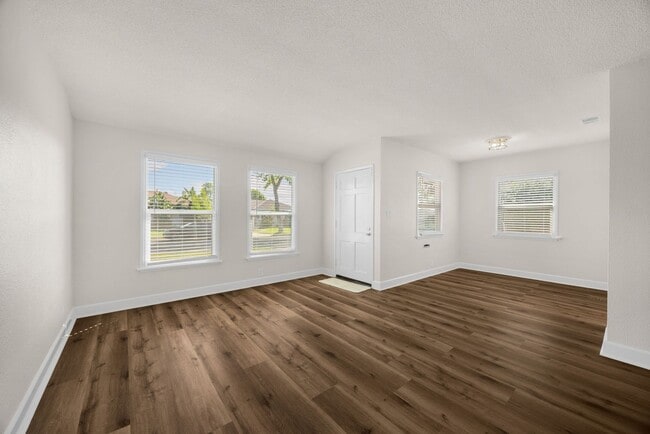 Building Photo - 3 Bed / 2 Bath Home with 2 Car Garage