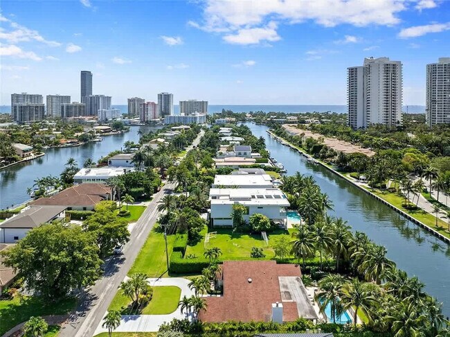 Building Photo - 413 Holiday Dr