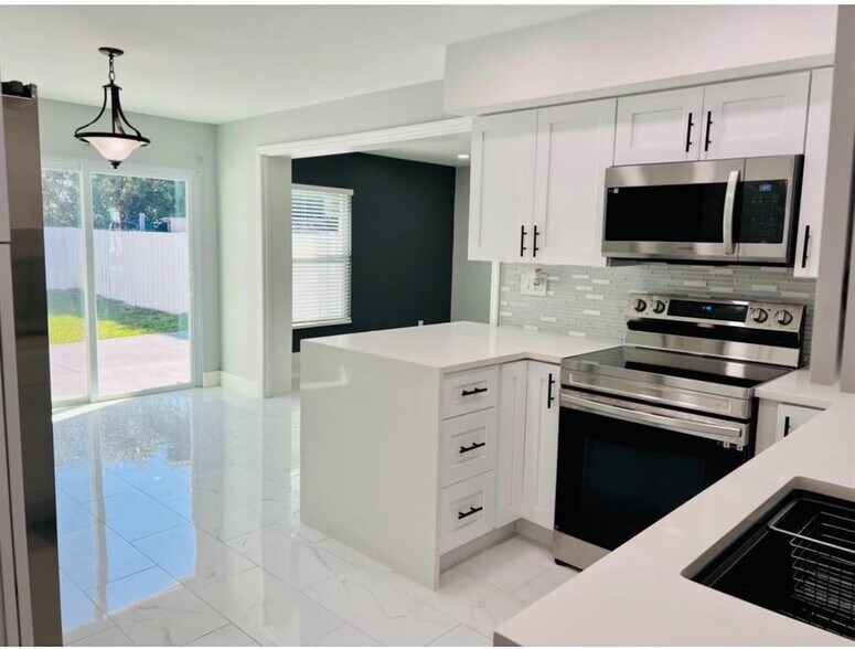 Building Photo - 314 Sunshine Dr