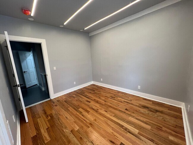 Building Photo - 423 Shelton Ave