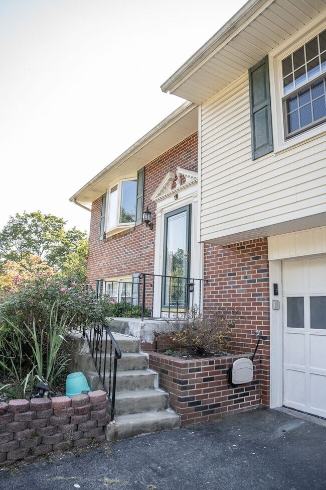 Building Photo - 1643 Colonial Manor Dr