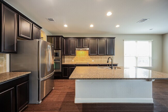 Building Photo - 5 Bedrooms and 3+ Living Spaces!