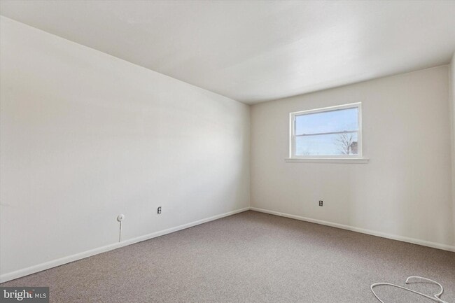 Building Photo - 320 Hermit St