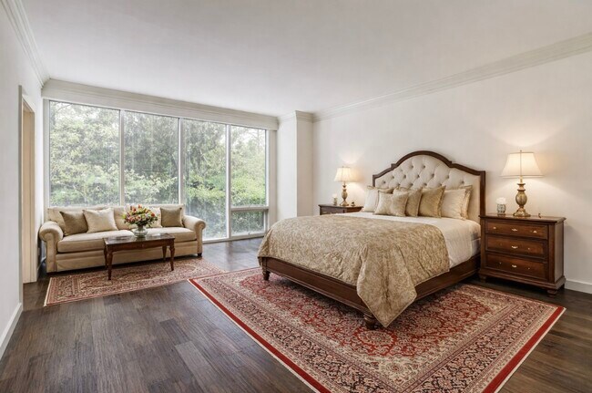 Building Photo - 121 N Post Oak Ln