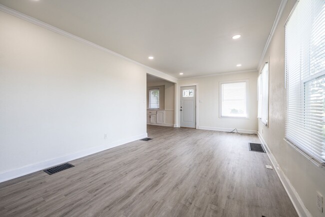 Building Photo - Newly Renovated 3 Bedroom Indianapolis Home!