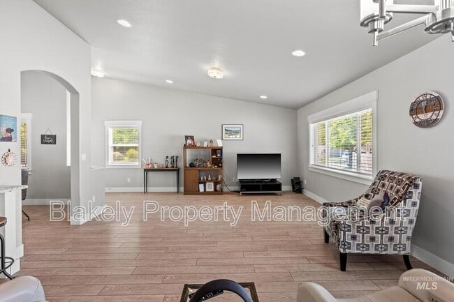 Building Photo - Baxter Way, 319 N.