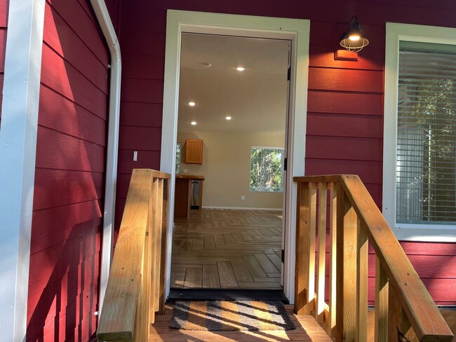 Building Photo - Newer Double Bluff Home In The Woods!