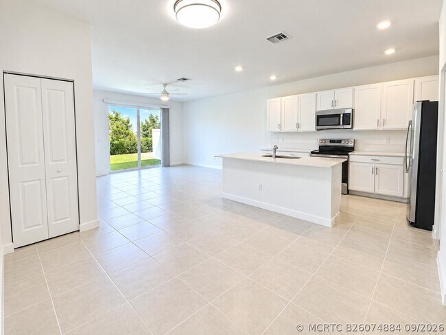Building Photo - 321 SE Crossoak Ln