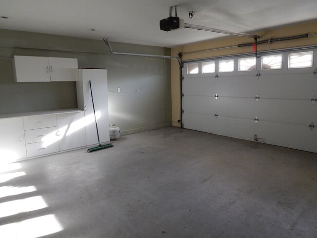 Building Photo - Stunning 4 Bedroom 3 Bath Home!!!