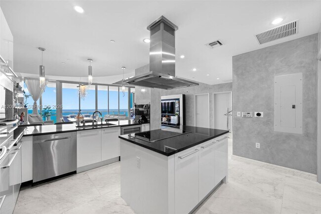 Building Photo - 17121 Collins Ave